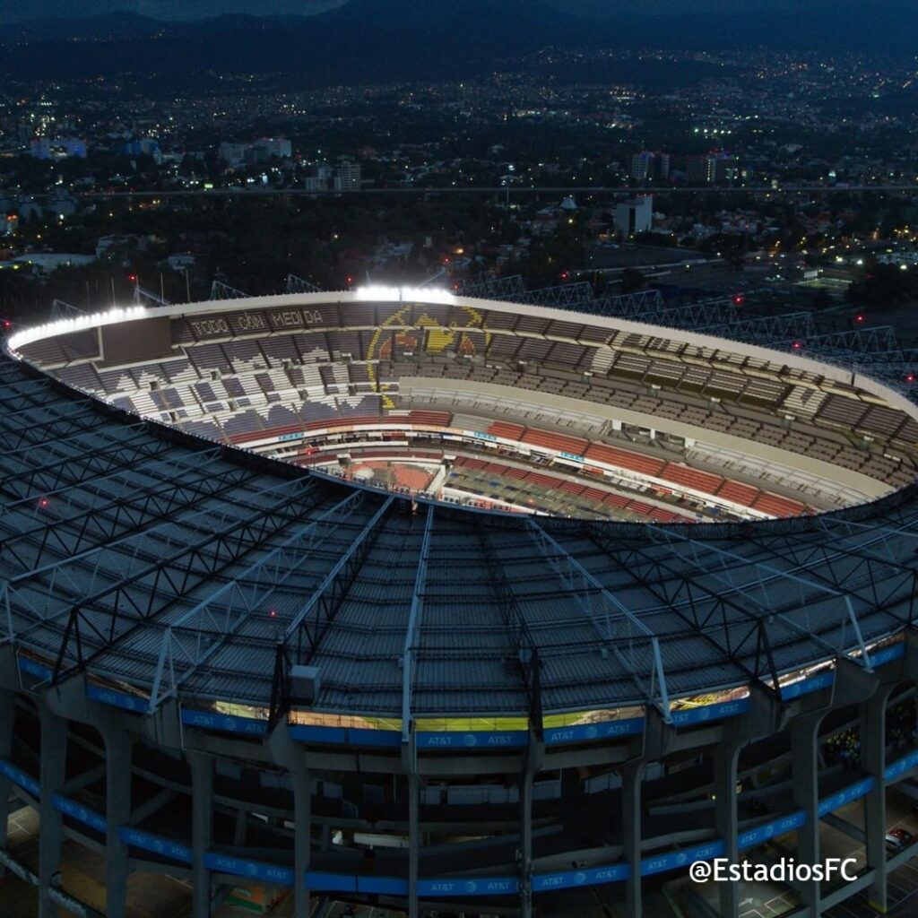 Estadio Azteca de noche