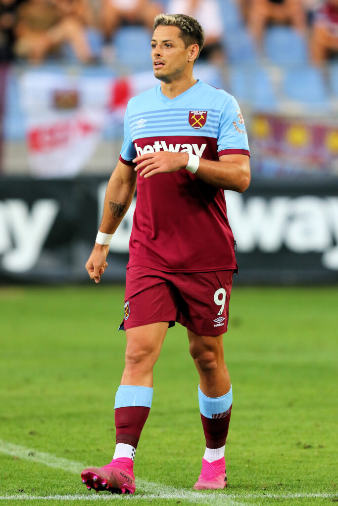 Javier Hernandez con la playera del West Ham