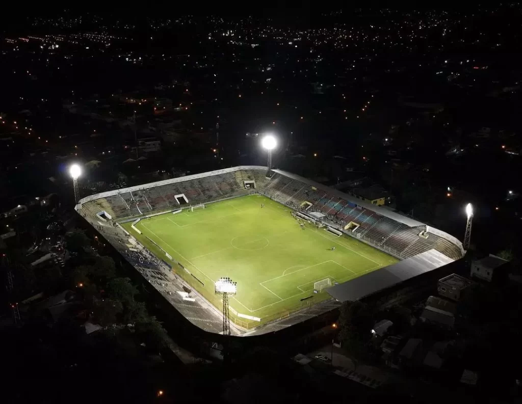 Estadio Ceibeño de noche